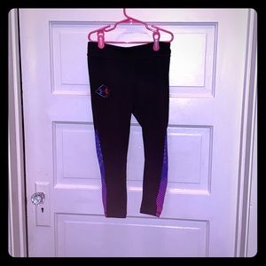 UNDER ARMOUR MESH TRENDY CAPRI LEGGINGS